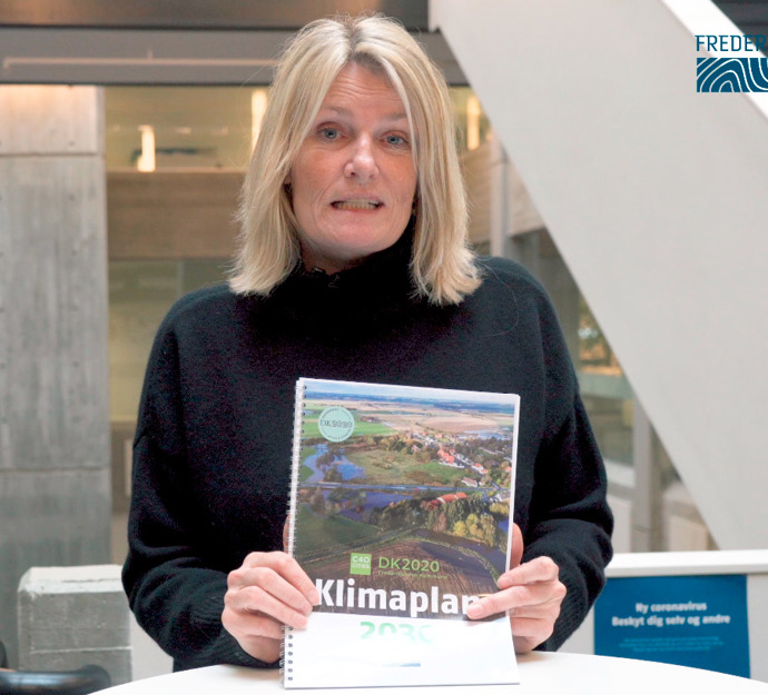 Billede af borgmester Birgit S. Hansen, som holder klimaplanen i hånden.